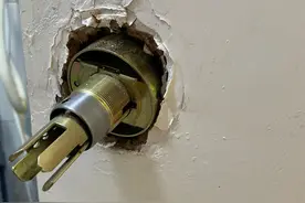 女孩除夕被困浴室30小时，靠敲水管获救，网友：这么大人笨死了图片