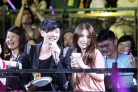 林俊杰714小巨蛋表白后对HEBE唱的《害怕》真是”用生命在唱歌“