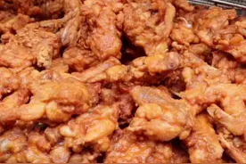 97年小哥义乌夜市卖小吃，进价8毛卖20元一斤，一天净赚3000多元图片