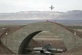 歼10战机住进新家！大门采用独特设计，能抗美军钻地弹图片