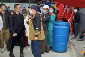 49岁汪峰现身五一晚会，一双罗圈腿细如麻杆，被指瘦得只剩头图片