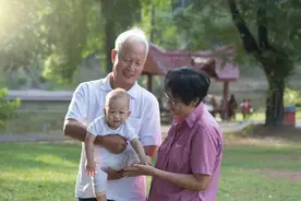 为什么很多老人带完孙子就匆匆回老家？3位老人说出心里话图片