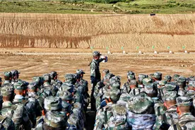 直击雪域高原轻武器实弹射击现场图片