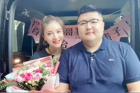 千万粉网红官宣恋情，女方喜提200多万定制豪车，主动向男方求婚图片