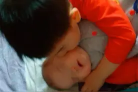 哥哥想要亲近二胎妹妹，妹妹却极力反抗，掀开衣服妈妈痛哭图片