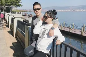 “最嫩老爸”火了，接女儿放学被误认为是情侣！老师：不要早恋图片