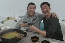 吴京甄子丹鬼畜唱歌曝光，两人勾肩搭背吃火锅，网友：喝酒喝开了图片