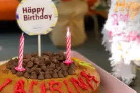 霍启刚郭晶晶为小女庆生，自制蛋糕简陋却藏玄机，四字祝语显心意图片