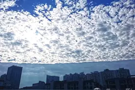 刷屏了！快抬头看神奇天象！厦门天空“一分为二”？图片