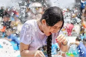 乌克兰最养眼的节日，美女释放原始天性，男女嬉戏水中图片
