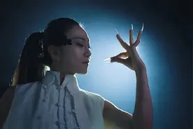 杨丽萍：孔雀下山图片