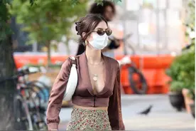 英国超模艾米丽，逛街穿红色深V上衣配碎花裙，纤瘦身材遮挡不住图片