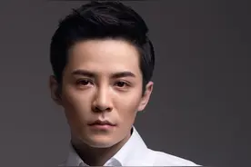 马雪阳现身机场，今天是韩系卷毛小哥哥，他带着帅气的步伐来啦图片