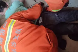 湖南长沙一男子捞耳机不慎手卡便池图片