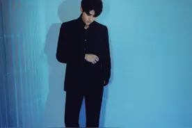 蔡徐坤｜黑色西装搭配简约珠宝，精致帅气图片