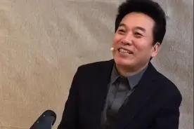 62岁佟铁鑫罕现身，皱纹增多老年斑凸显，二婚迎娶富商妻子图片
