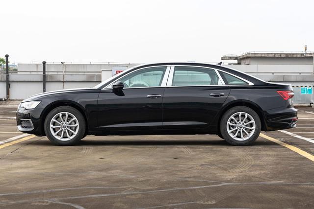 2022款奥迪A6L正式上市，部分车型价格上涨，起售价41.98万