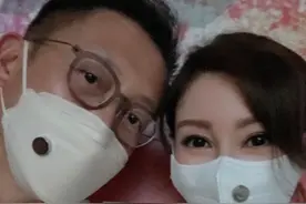 52岁李嘉欣带富豪老公看黎明演唱会，台下亲密靠头，夫妻俩好甜蜜图片