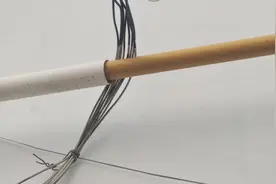 平乡县杨尔庄村电线缠绕天然气管道太危险天然气挨着电线会炸吗？图片