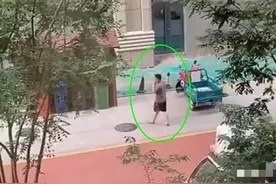 宝妈正坐月子，宝爸跑去撸串，小两口不经意对望堪称“死亡凝视”图片