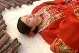 新婚夜玩笑开大了，新郎玩点穴致新娘昏死，假死真埋被偷换的人生图片