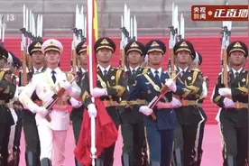 帅！庆祝大会升旗仪式的擎旗手是河北人图片