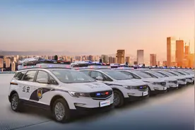 有多少新入警的萌新，败在了手动挡的警车？图片