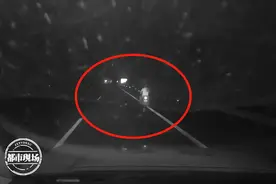 凌晨，高速上突然出现一辆摩托，慢悠悠来回穿梭图片