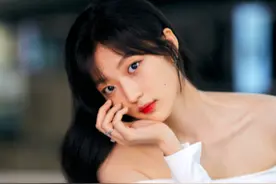 95后小花疑爆恋情，和年轻男子街边拥抱摸头，同回女方家姿势亲昵图片