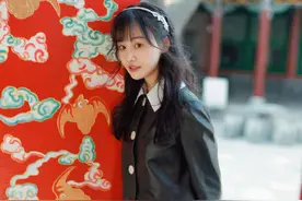 郑爽时尚旅游五月刊，黑色皮衣加甜甜的笑容，小爽太可了吧图片