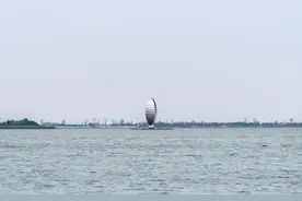 上海周末怎么玩？浦东有个滴水湖，绕一圈10公里，还可以上岛玩图片