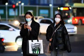 寒潮来袭！这位外卖骑手小姐姐的御寒style，你get到了吗？图片