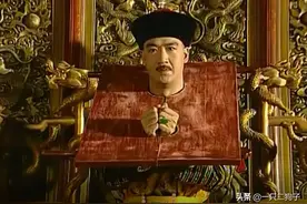 皇上带枷上朝，差点吓死众位大人演的真像，没想到皇上居然是套路图片