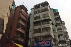 厨房下水道污水漫溢，父亲与楼上沟通无果，用水泥封地漏引众怒图片