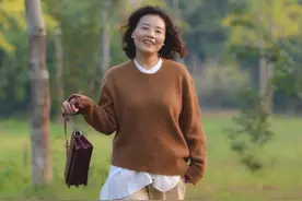 年过五十身材微胖怎么穿？看看这位姐姐的穿搭，不仅优雅还很漂亮图片