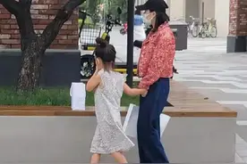 杜江一家四口外出！小女儿穿碎花裙牵手霍思燕好乖巧，嗯哼变帅了图片