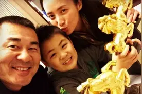 陈建斌豪宅曝光，一家人直接在茶几上吃饭，生活和剧里反差太大图片