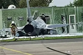 告别仪式上F-16飞不起来，飞行员侥幸逃生飞机撞入建筑物图片