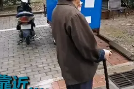 “我今年八十多了，还像个孩子一样”图片