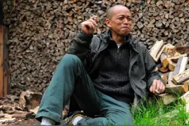 何云昌：为追求艺术，用自己的肋骨做项链，赠给深爱的5个女人图片