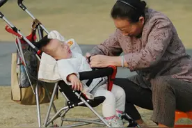 凭啥姥姥带娃就要给辛苦费？丈夫提出质疑，妻子的解释你认同吗？图片