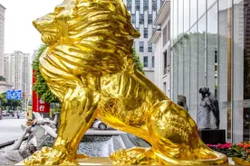 50岁大叔在一工厂打工20年，终于成了公司的“吉祥物”图片