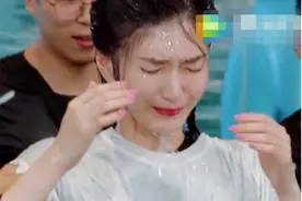 江疏影掉水里，起来擦脸时不小心把妆弄花，这脸我没看错吧？图片