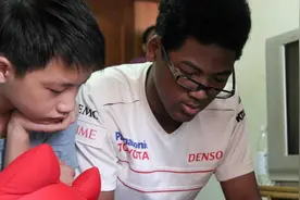 18年前捡回来的“小黑孩”，洗了一个星期没洗白，现在要上大学啦图片