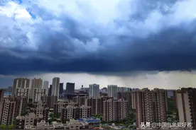 大片效果！乌云雨幕齐聚黑龙江大庆，随后彩虹和极品蓝天出现图片