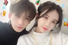 杨清柠王乐乐晒合照后，男友毛宸宸评论区走红，网友留言扎心图片