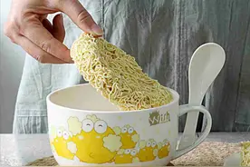 煮泡面时，先放料包还是面饼？顺序做不对，难怪油水大还不好吃图片