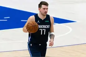 东契奇经常在场上翻腕运球，为什么裁判就是不吹呢？图片