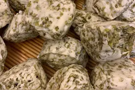 岳云鹏晒完河南美食，70岁的婆婆也喜欢上他了，连夸：接地气图片