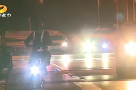 在长沙，一位的哥和一位代驾的夜晚图片